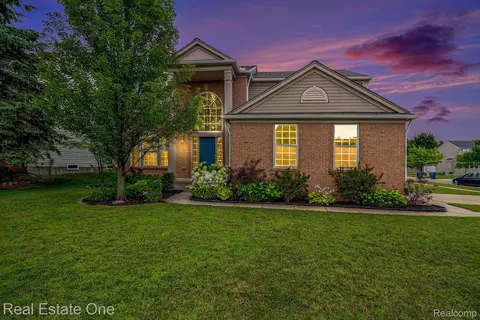 852 Deer Run Lake Rd, Holly, MI 48442