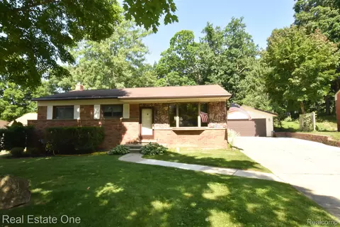 361 Lorberta Ln, Waterford, MI 48328