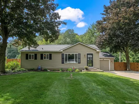 3500 Fieldview Ave, West Bloomfield, MI 48324