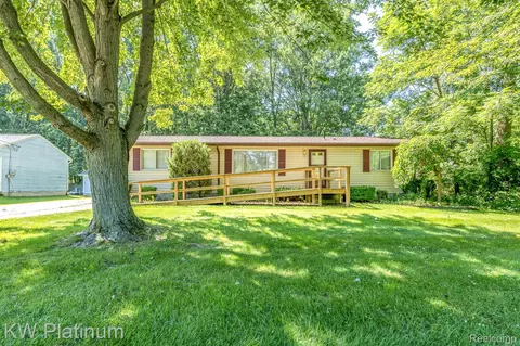 352 Walnut Dr, East China, MI 48054