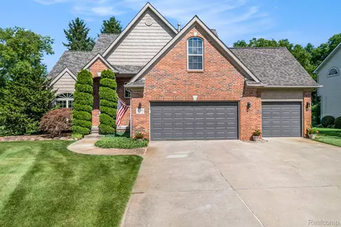 16491 Vintage Dr, Fenton, MI 48430