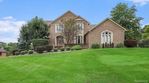 926 Stanford Cir, Rochester Hills, MI 48309