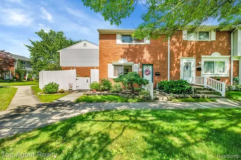 31999 Williamsburg, Saint Clair Shores, MI 48082