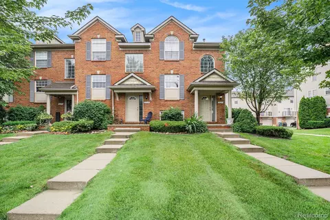 6347 Waldon Center Dr #13, Independence, MI 48346