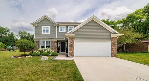 5082 Parview Dr, Clarkston, MI 48346