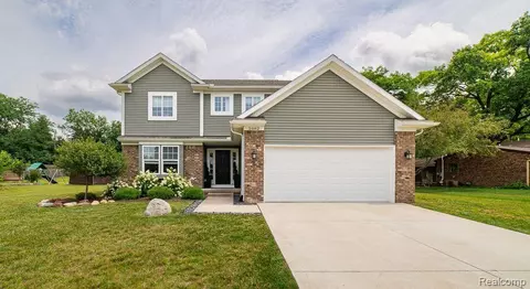 5082 Parview Dr, Independence, MI 48346