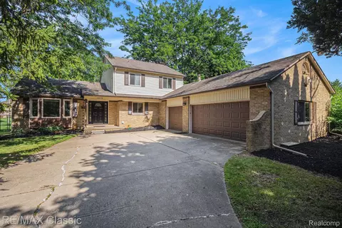 24570 Dinser Dr, Novi, MI 48374