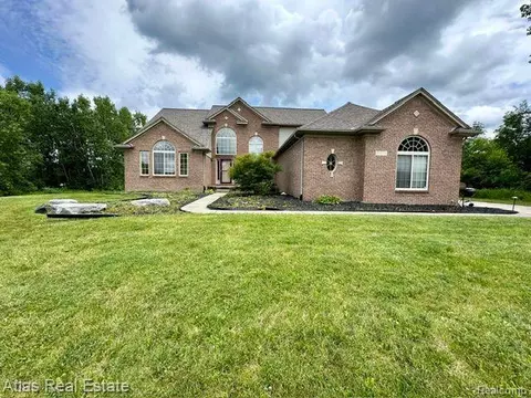 7271 Youness Dr, Grand Blanc, MI 48439