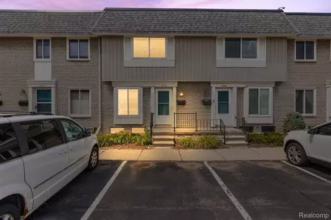 4352 15 Mile Rd, Sterling Heights, MI 48310