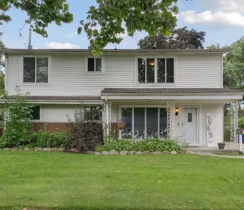 32532 Saint Annes Dr, Warren, MI 48092
