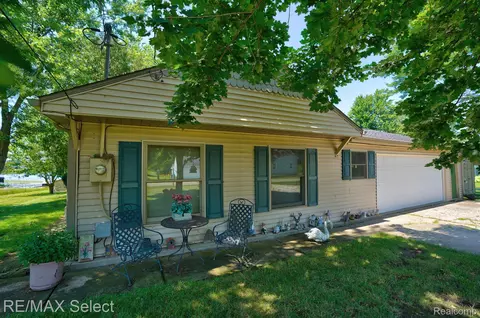 11500 Skyline Dr, Fenton, MI 48430