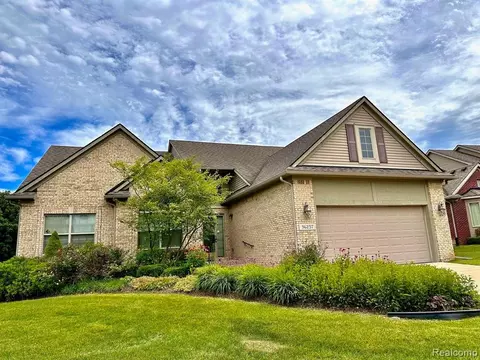 36257 Club Dr, Livonia, MI 48152