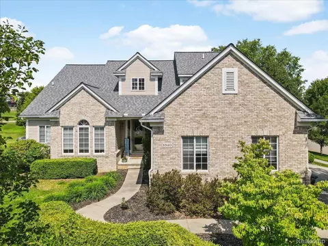 1040 Woodside Crt Ct, Oxford, MI 48371