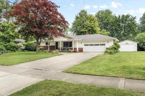 210 6th St, Marysville, MI 48040