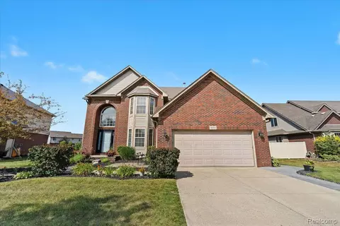 16468 Sugar Maple Dr, Brownstown, MI 48173