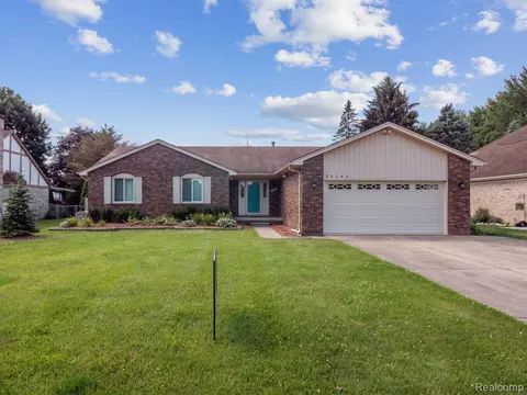33342 Golfview Ln, Chesterfield, MI 48047