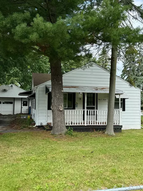107 Cambridge St, Hampton, MI 48708