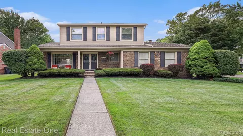 4287 Washington Crescent Dr, Troy, MI 48085