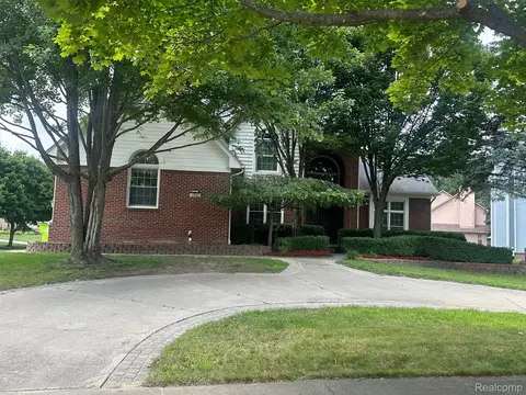 2826 Treyburn Ln, West Bloomfield, MI 48324