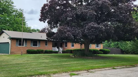 4347 Old Carriage Rd, Flint, MI 48507