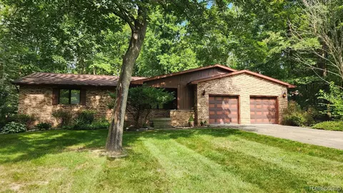 9236 Young Dr, Swartz Creek, MI 48473