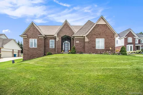 646 Red Bank Dr, White Lake, MI 48386