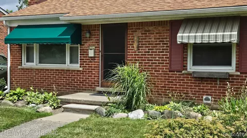 9920 Farmington Rd, Livonia, MI 48150