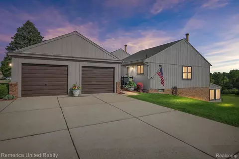 12055 Shenandoah Dr 4 128 Dr #4, Green Oak, MI 48178