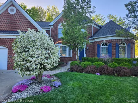 3088 Hidden Timber Dr, Orion, MI 48359