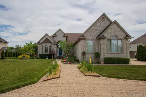 56854 Hartley Dr E, Shelby Township, MI 48316