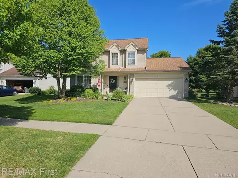 934 Westbrooke Dr, South Lyon, MI 48178