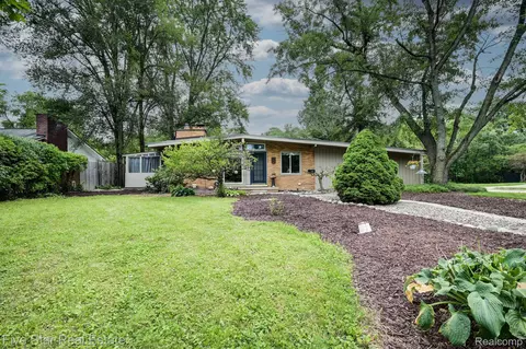 29908 Westbrook Pkwy, Southfield, MI 48076