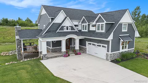 4273 Mccormick Dr, Fenton, MI 48451