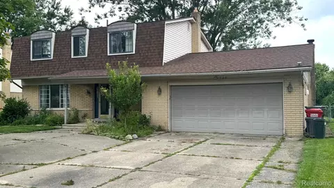 39349 Cadborough Dr, Clinton Township, MI 48038