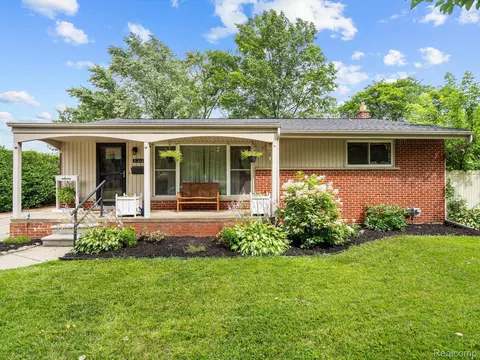 32444 Chalfonte Dr, Warren, MI 48092