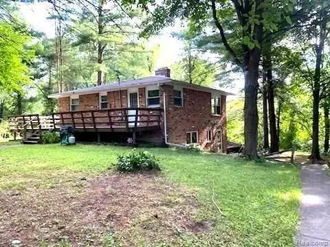 4900 Houghton Dr, Pinckney, MI 48169
