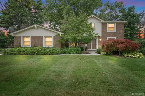 28911 Lake Park Dr, Farmington Hills, MI 48331