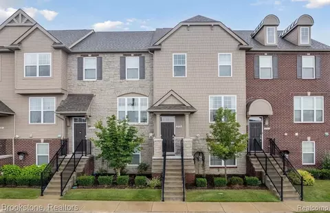 2598 Helmsdale Cir, Rochester, MI 48307