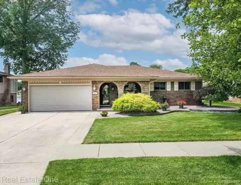 6845 Little Creek Dr, Troy, MI 48085