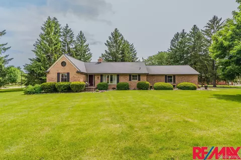 9302 Oakmont Dr, Grand Blanc, MI 48439