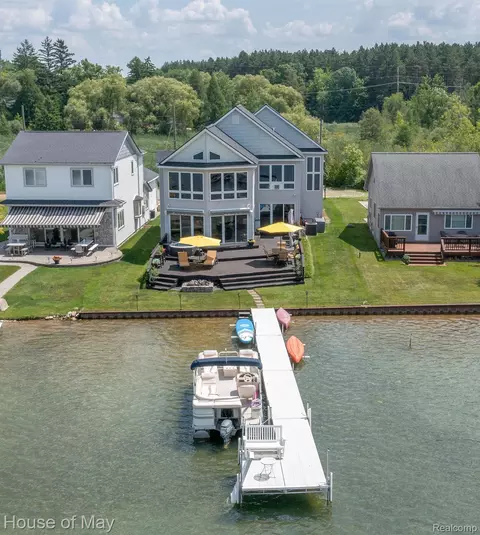 1408 Bayview St, White Lake, MI 48386