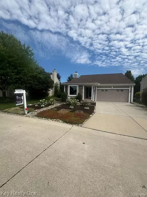 1577 Colony Dr, Rochester Hills, MI 48307