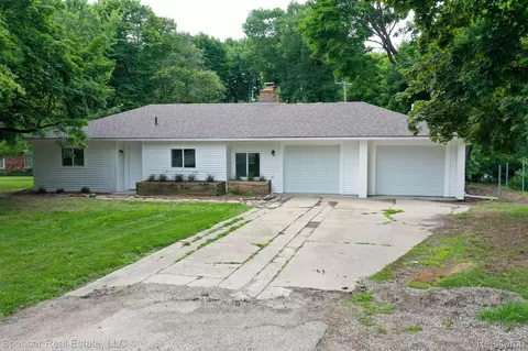 2155 Highfield Rd, Waterford, MI 48329