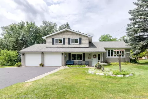 7587 Greene Haven Dr, Independence, MI 48348