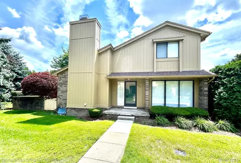1752 S Hill Blvd, Bloomfield Hills, MI 48304