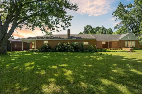 8304 E Allen Rd, Fenton, MI 48430