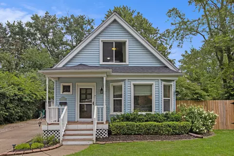 22418 Hawthorne St, Farmington, MI 48336