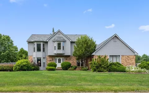 1515 Kings Carriage Rd, Grand Blanc, MI 48439