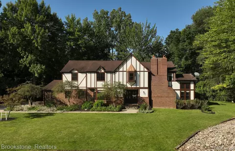 5072 Far Ravine, West Bloomfield, MI 48323