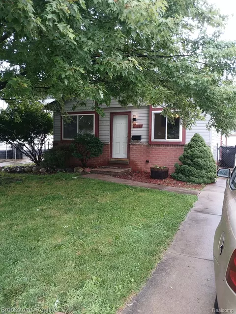 27366 Elmhurst St, Roseville, MI 48066